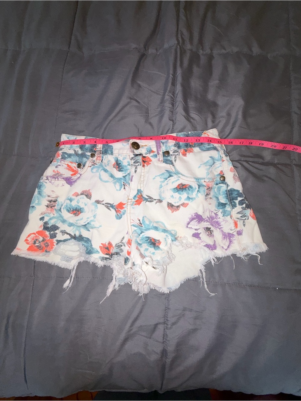 Free People Floral Denim Cutoff Shorts White Blue Boho Festival Size 29 - Picture 5 of 6